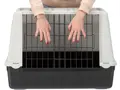 Ein robustes Gitter für freie Sicht und frische Luft in der Atlas Mini Autobox.