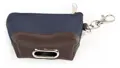 Klassisch gehalten ist die Poopbag-Tasche Navy in Blau-Braun.